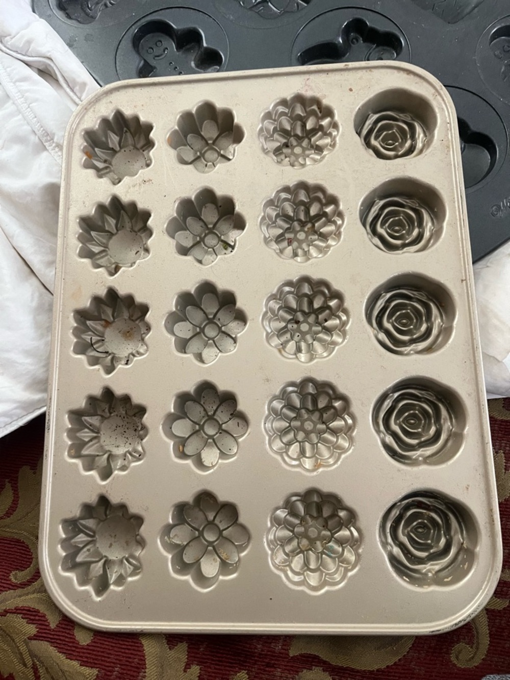 Flower Mini Bake Mold Pan — Cream Non-Branded 20-Cavity